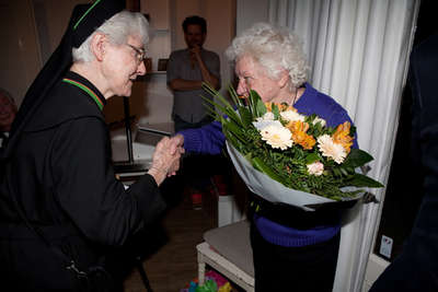 878086 Afbeelding van de oudste vrijwilliger van het museum, Elisabeth ('Bep') Jacobs, geboren op 8 nov. 1930 in de ...